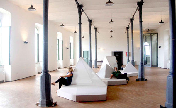 Parking for people – пространственная модульная структура с отделкой текстилем разной фактуры предназначена для отдыха и коммуникаций.